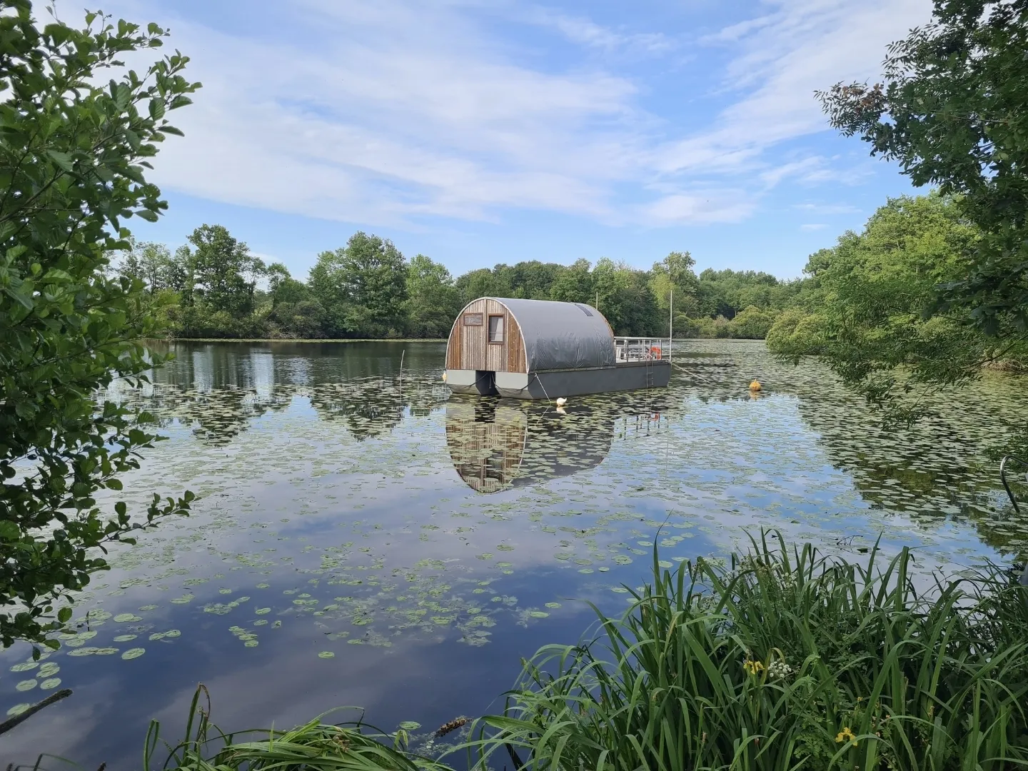 Bateau cabané, cabane sur l'eau à Tallud-Sainte-Gemme