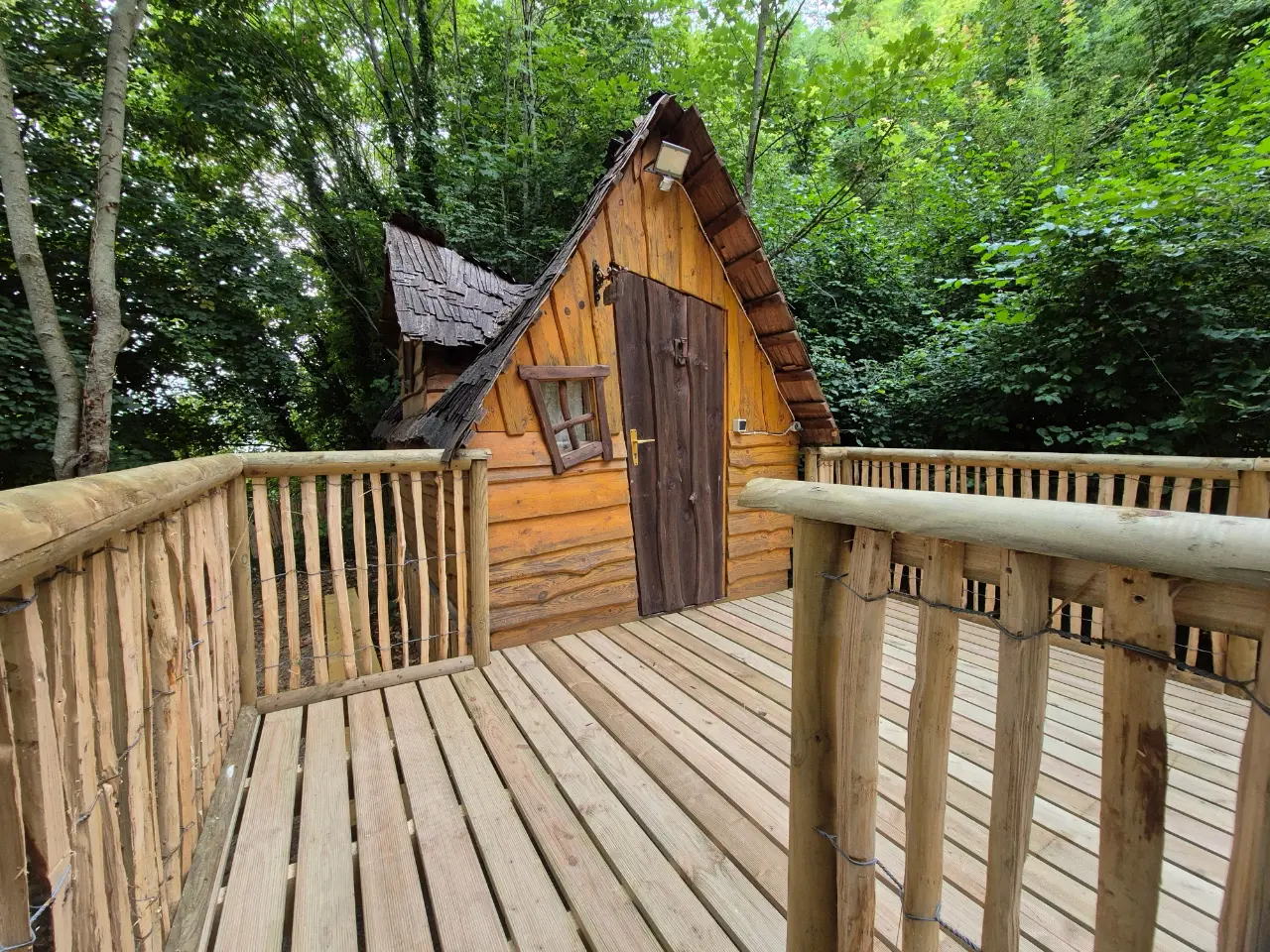 Cabane à Flanc de Colline, cabane au sol à Cormeilles
