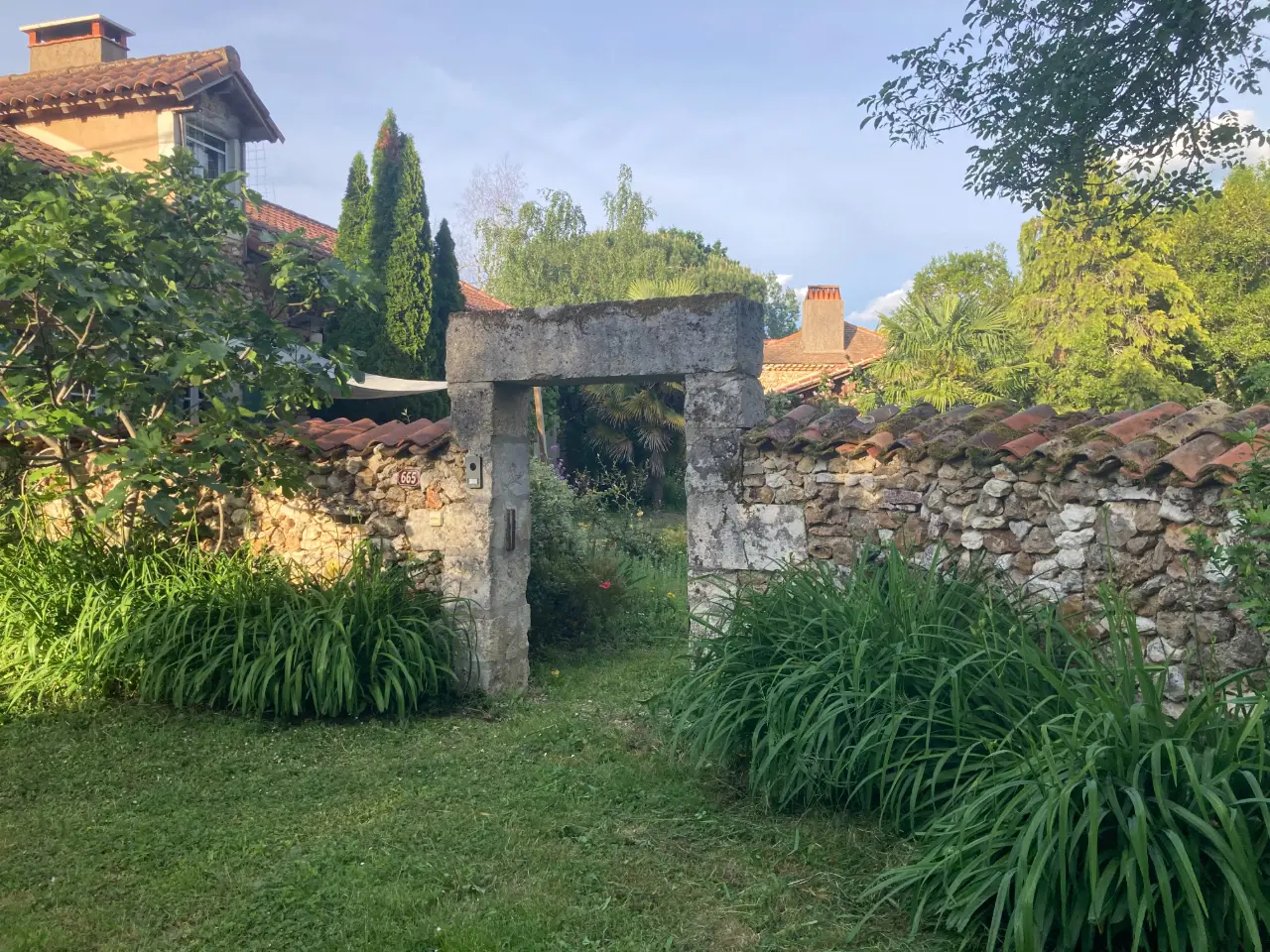 Cabane à l'orée du bois, cabane au sol à Manzac-sur-Vern