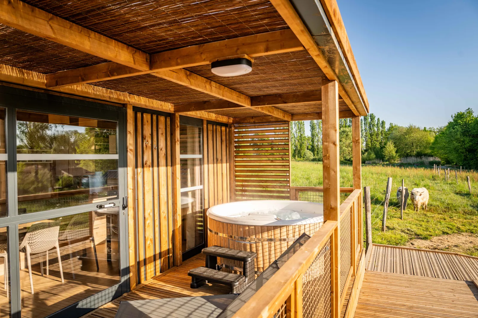Cabane accessible avec spa, cabane au sol à Bâgé-Dommartin