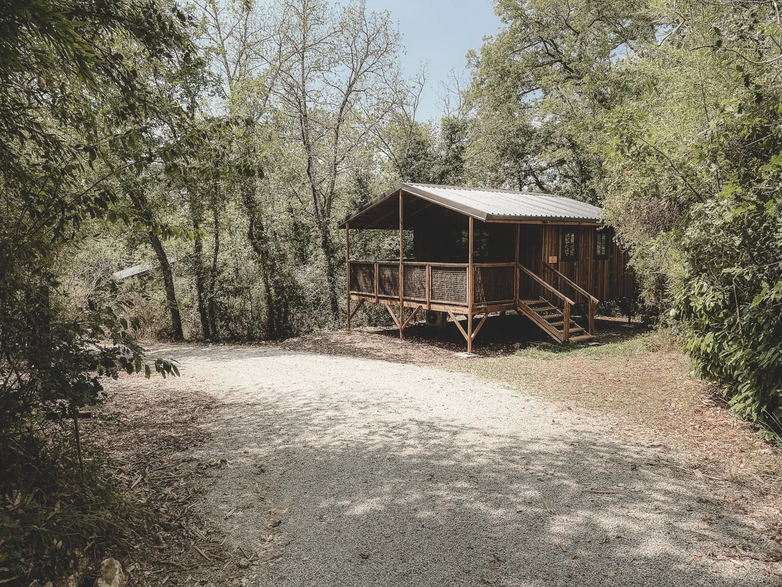 Cabane Aïga, cabane sur pilotis à Saint-Aubin-de-Nabirat
