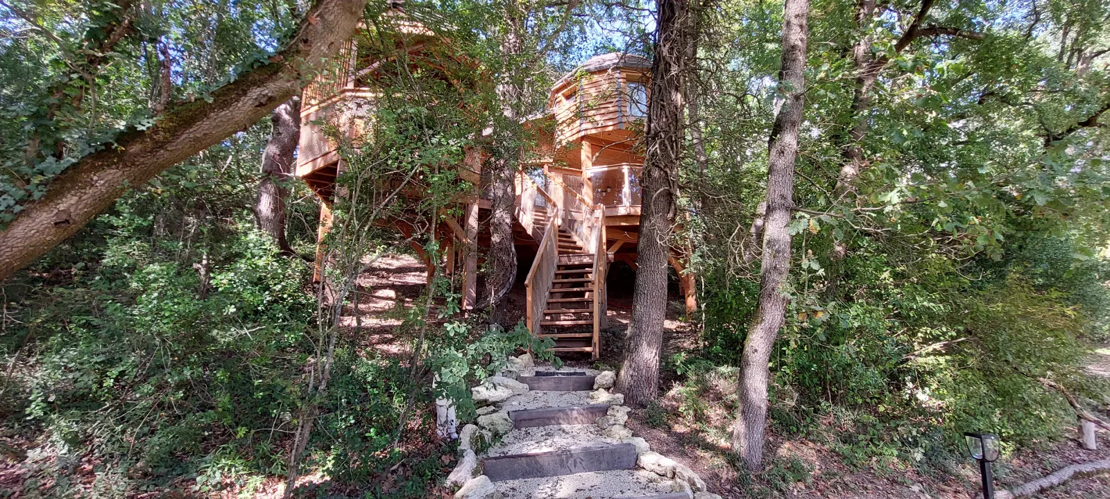Cabane Astéria, cabane sur pilotis à Sarrant
