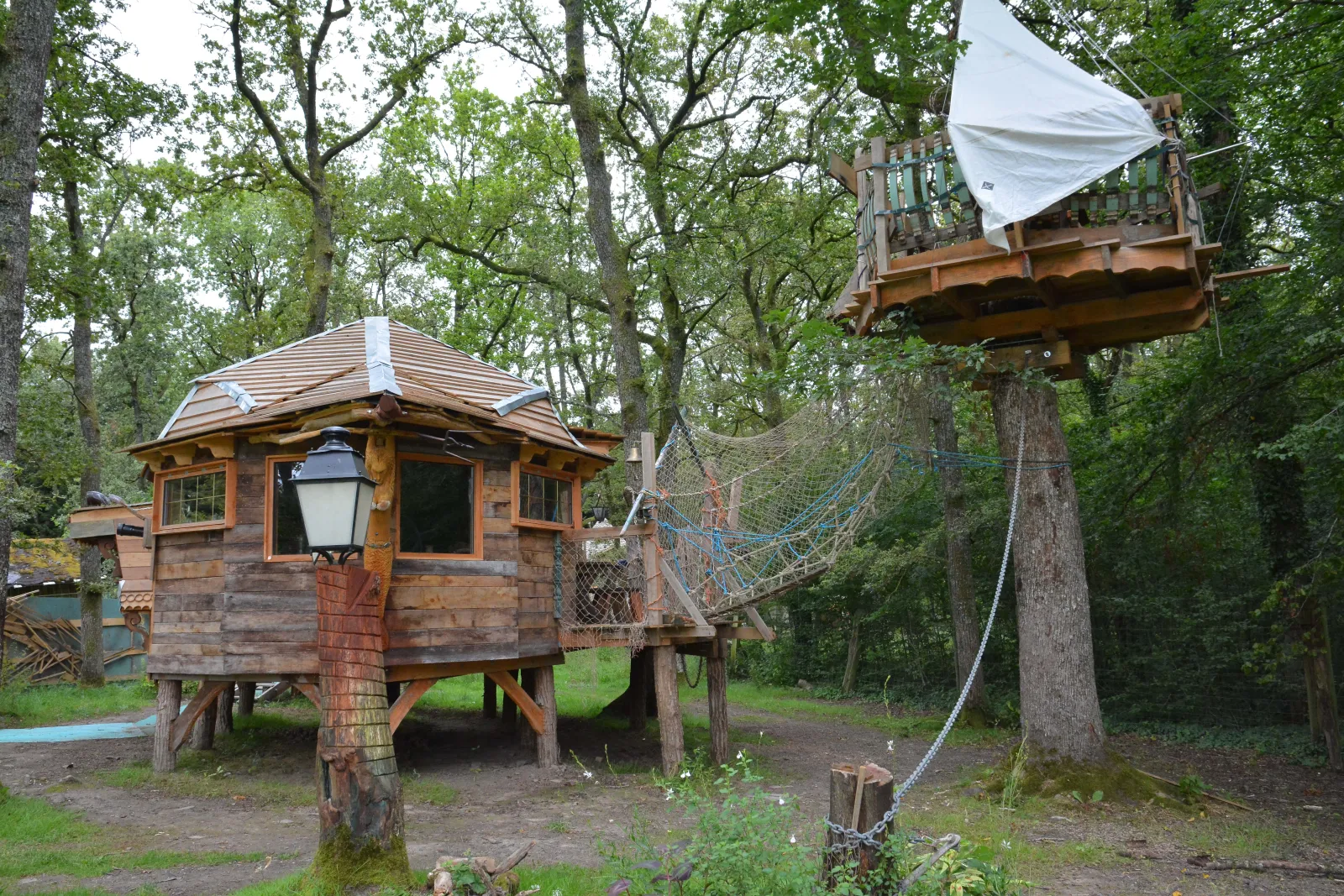 Cabane Atlanthies, cabane au sol à Vittel