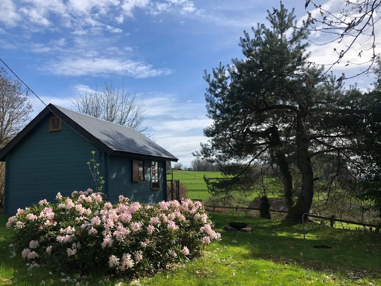 Cabane au bois du Haut Folin, cabane au sol à Saint-Prix