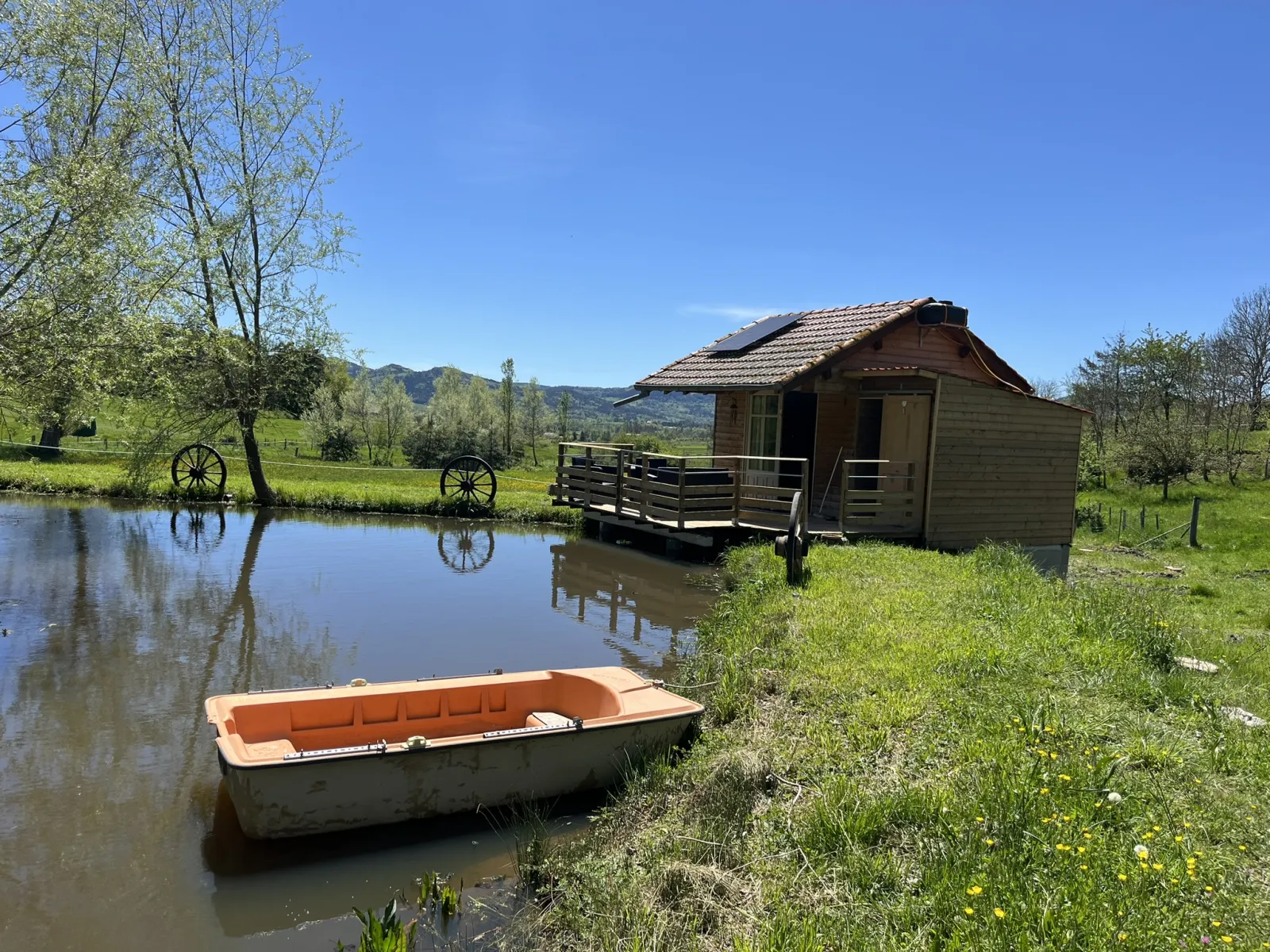 Cabane au bord de l'étang, cabane au sol à Saint-Pierre-Eynac
