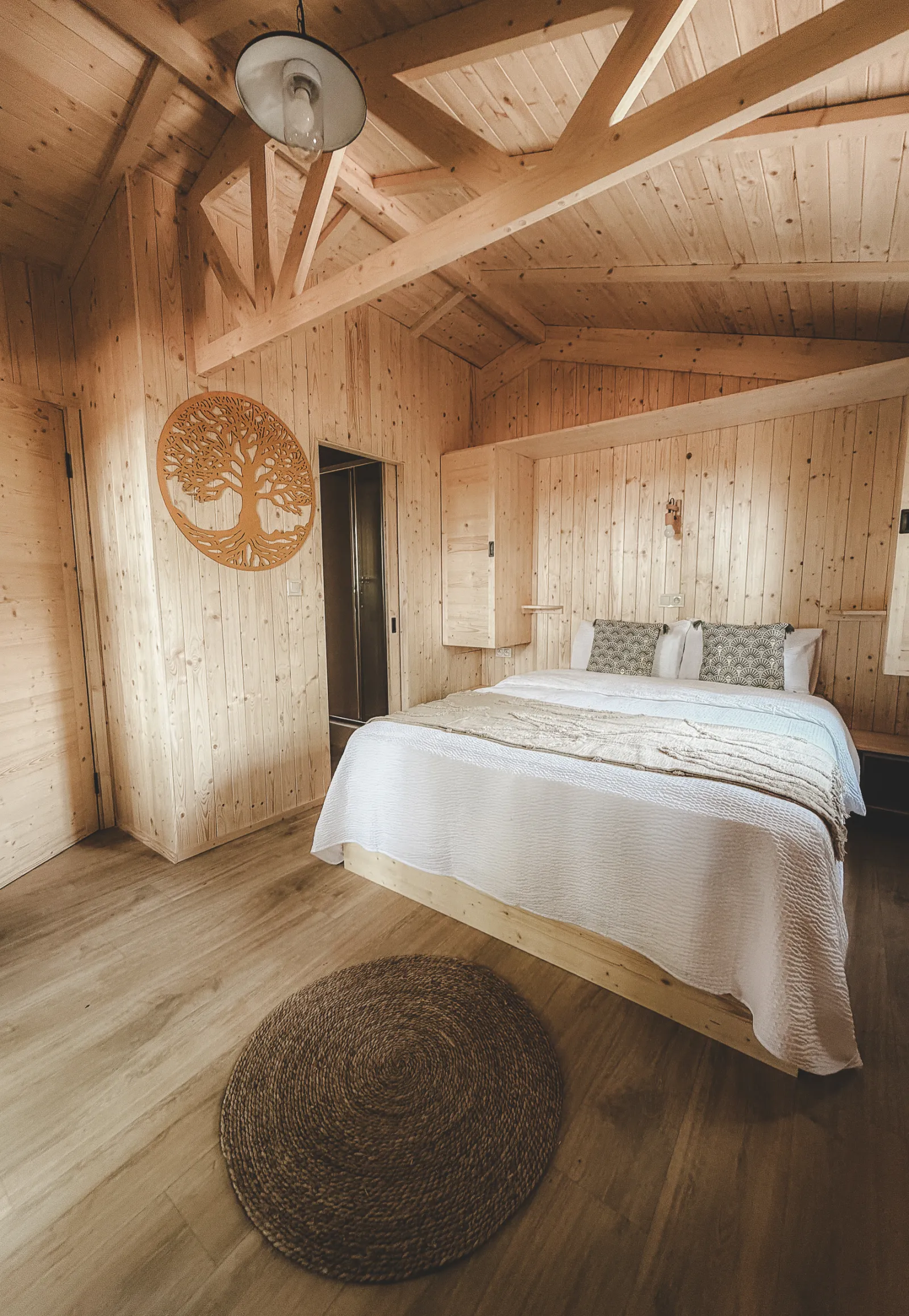 Cabane Auròra, cabane sur pilotis à Saint-Aubin-de-Nabirat