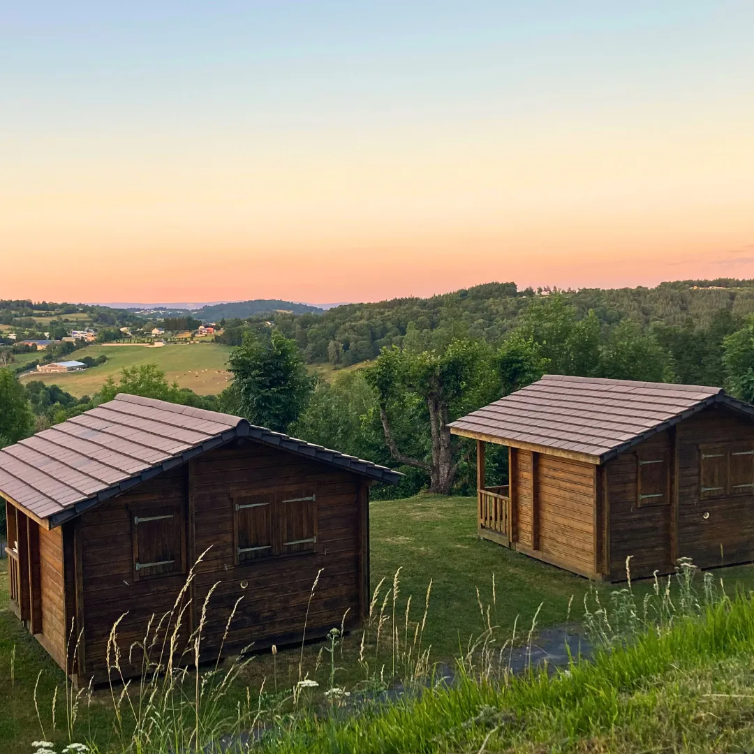 Cabane authentique, cabane au sol à Neuvéglise-sur-Truyère