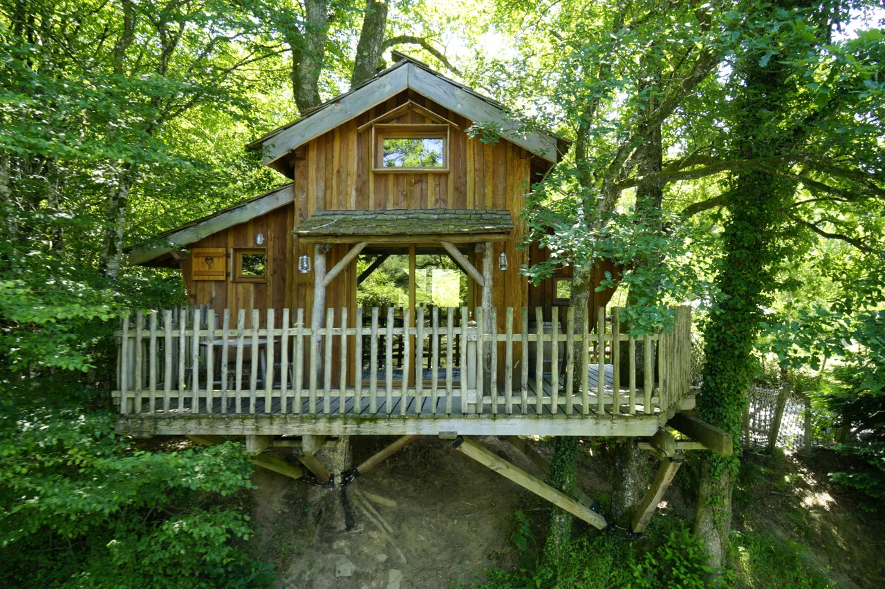 Cabane aux 3 Chênes, cabane dans les arbres à Lanouaille