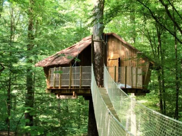Cabane aux fées, cabane dans les arbres à Giffaumont-Champaubert