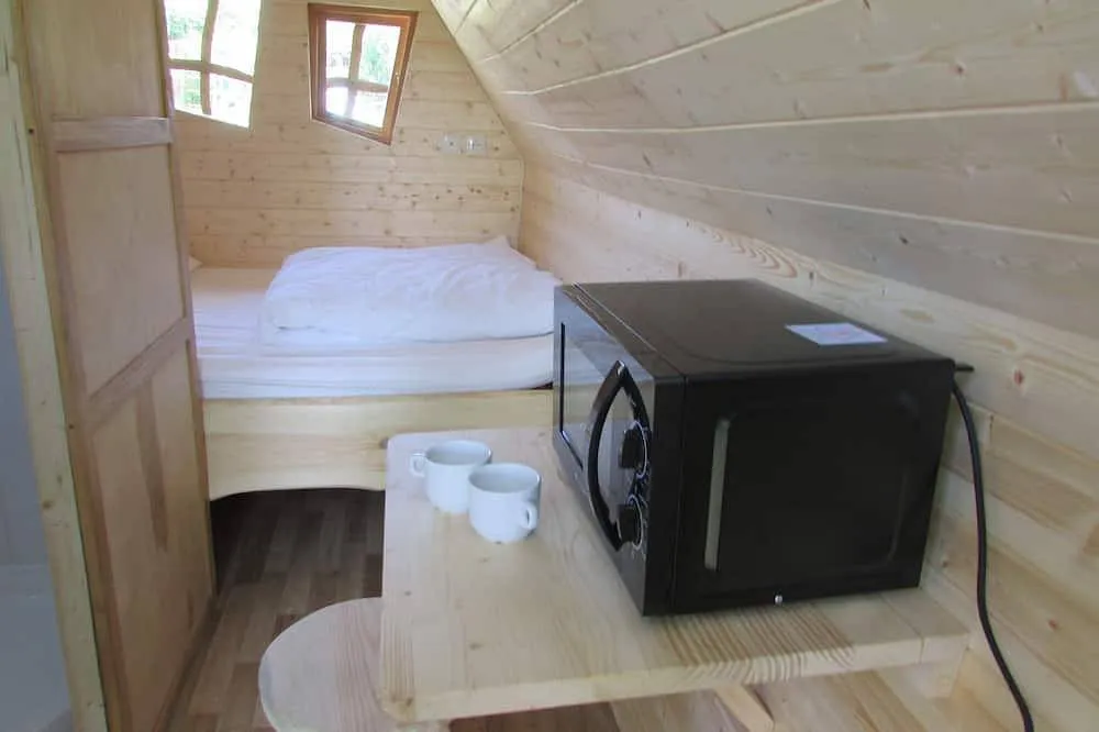 Cabane aux fenêtres tordues à Chassenard, photo 2