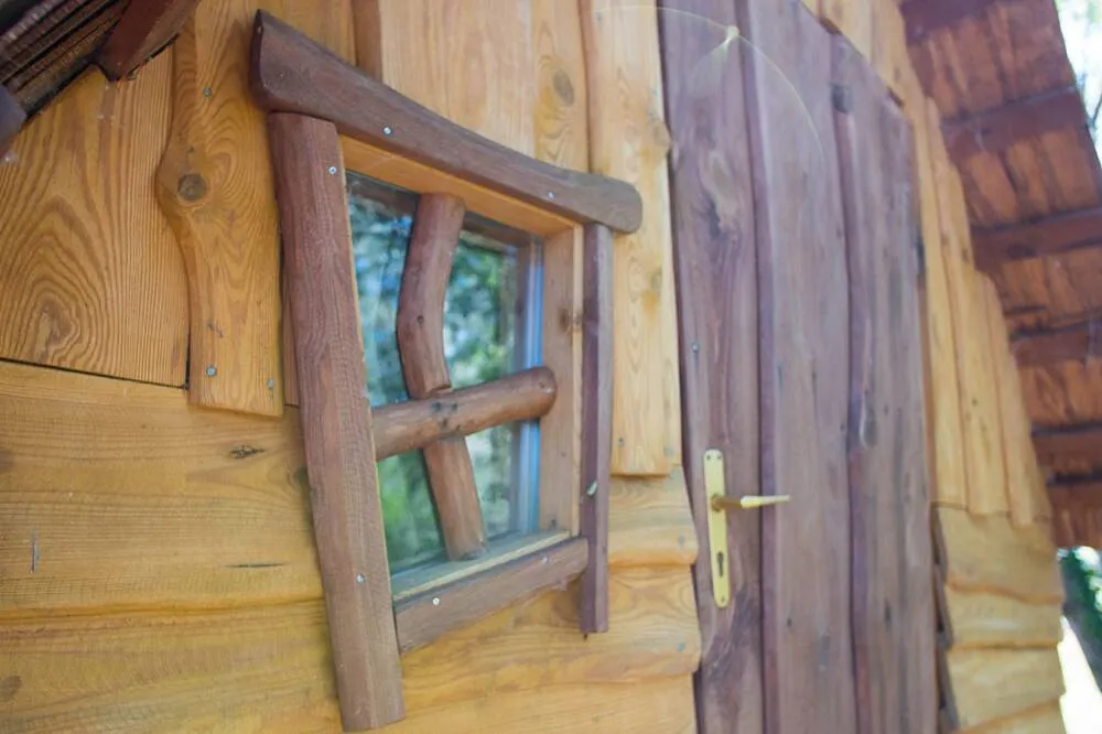Cabane aux fenêtres tordues à Chassenard, photo 3