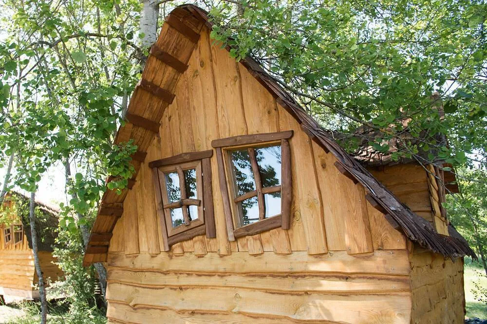 Cabane aux fenêtres tordues à Chassenard, photo 4