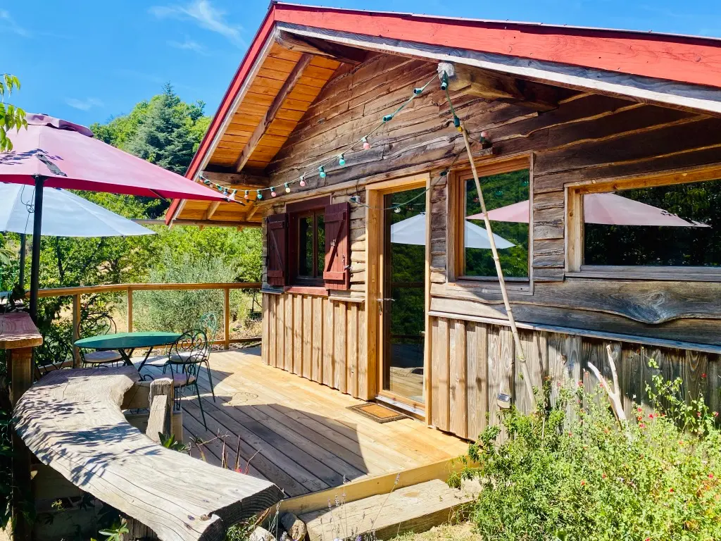 Cabane aux hirondelles, cabane au sol à Laboule