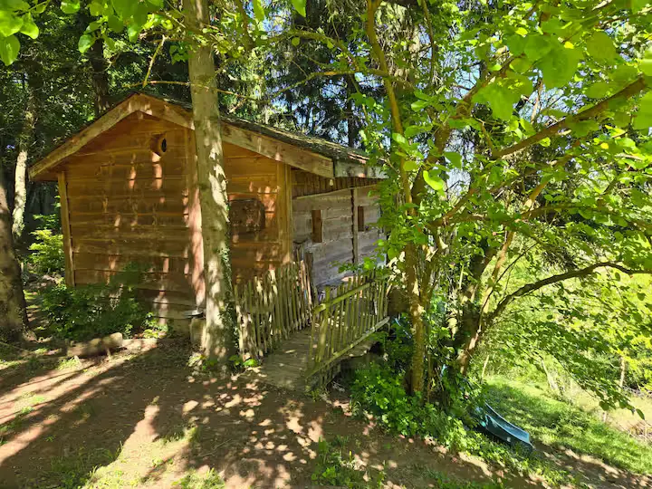 Cabane aux sapins, cabane sur pilotis à Ratières