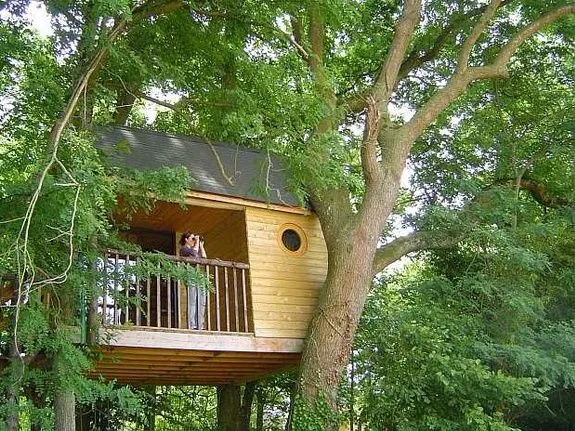 Cabane aux Secrets, cabane dans les arbres à Outines