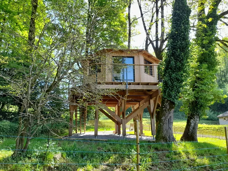 Cabane aux Tourterelles, cabane sur pilotis à Lacaune