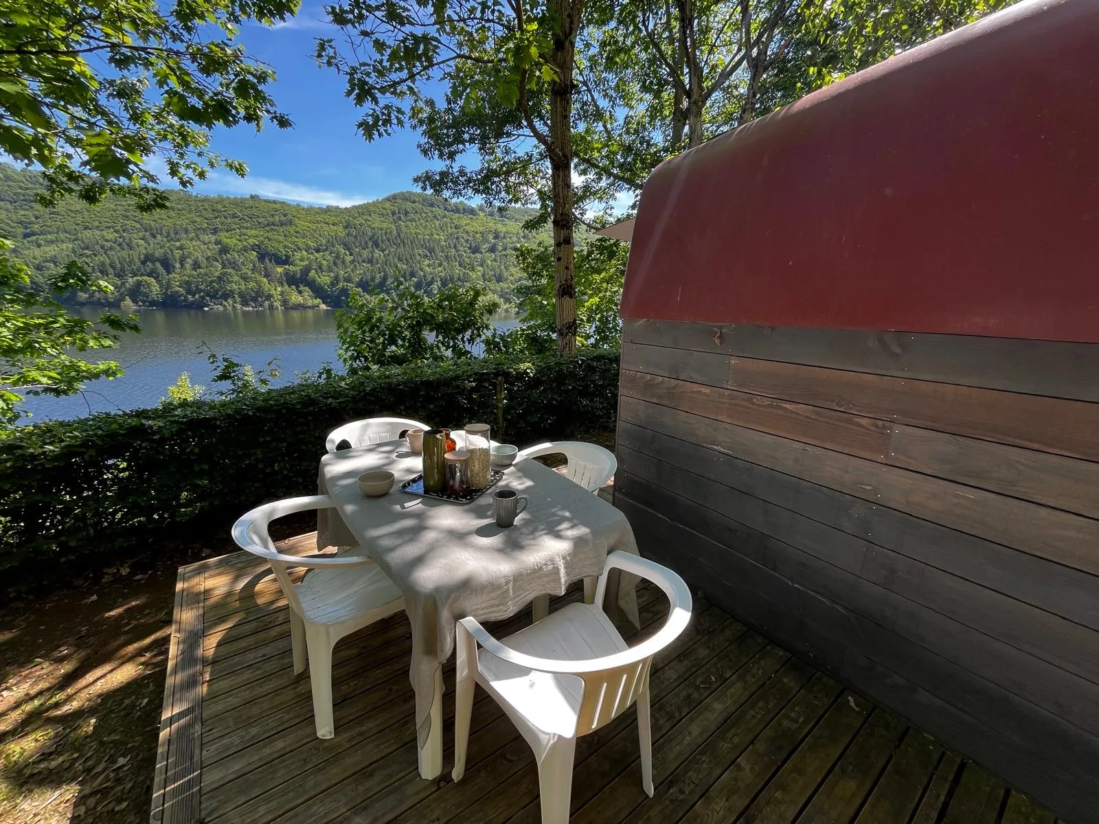 Cabane Bateau de La Source, cabane au sol à Thérondels