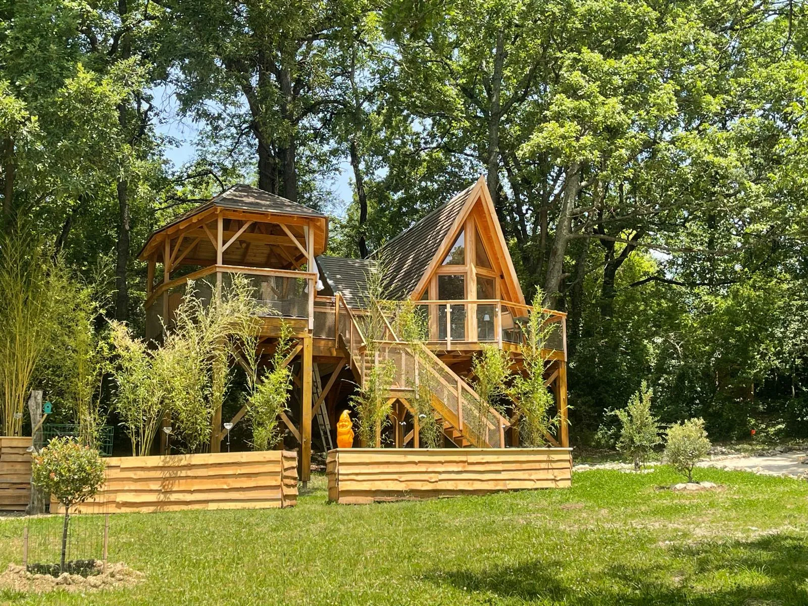 Cabane Blooma, cabane sur pilotis à Sarrant