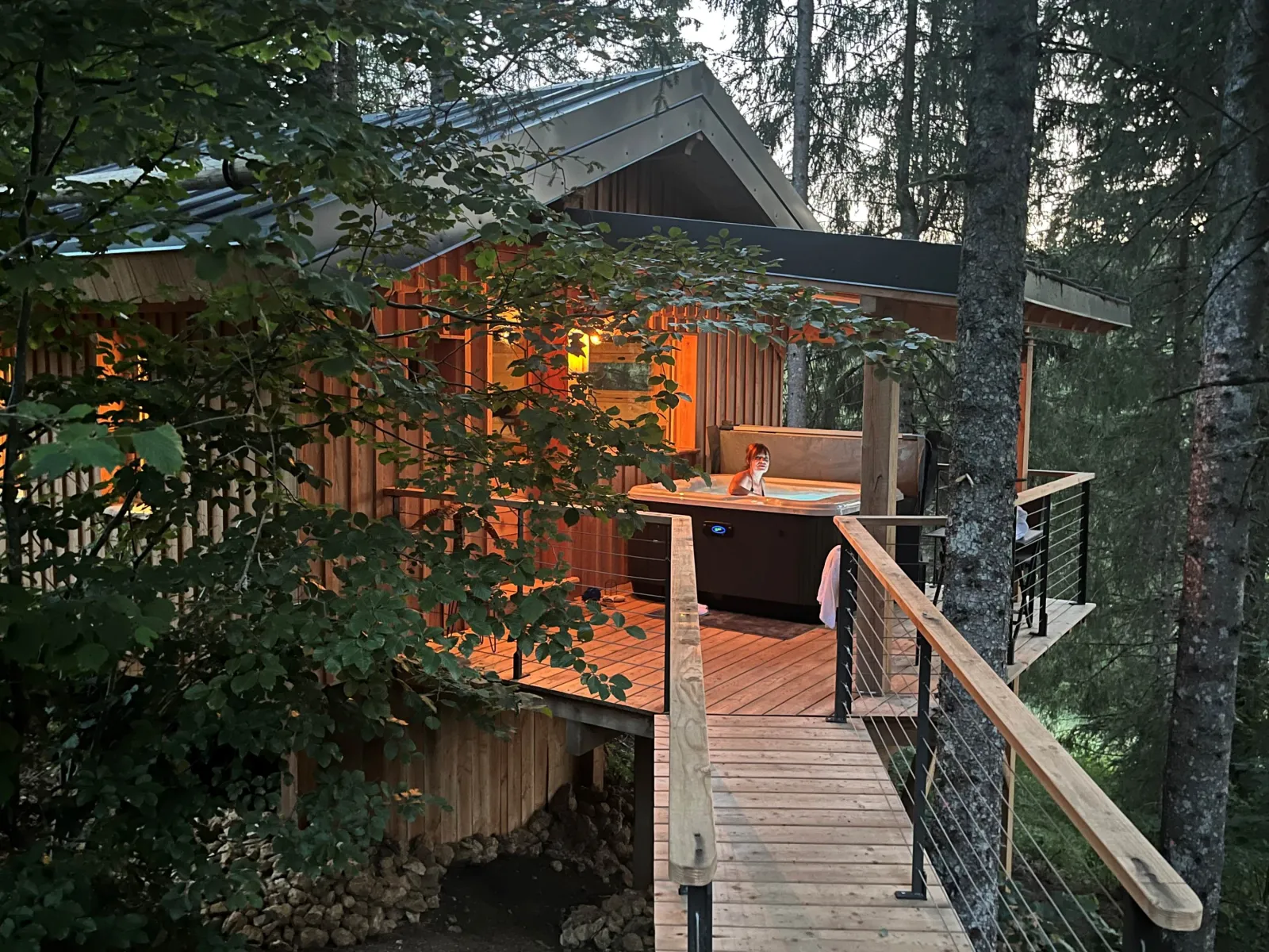 Cabane Bois du Four, cabane sur pilotis à Petite-Chaux