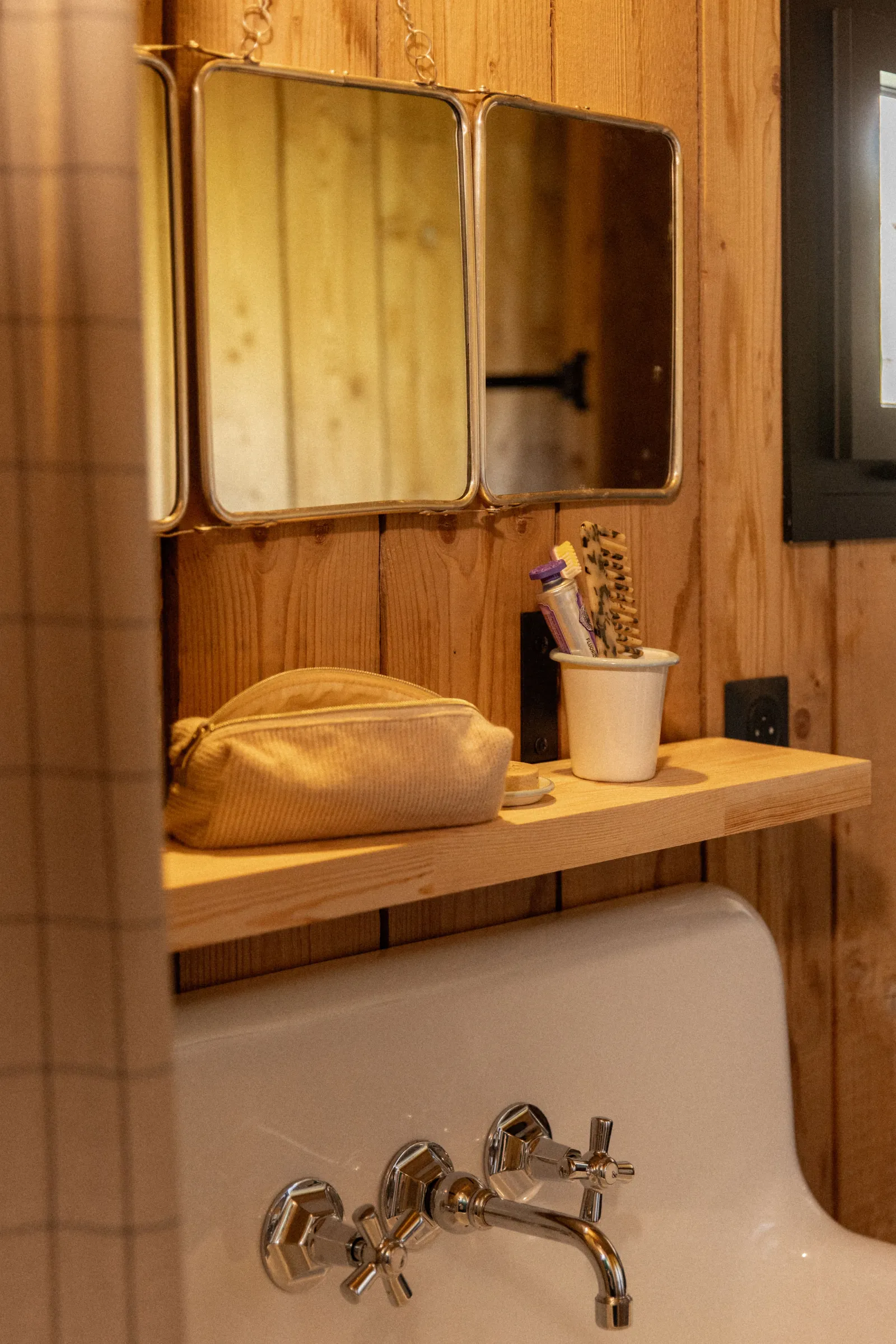 Cabane Bon Air Une Chambre à Saint-Léonard-des-Bois, photo 5