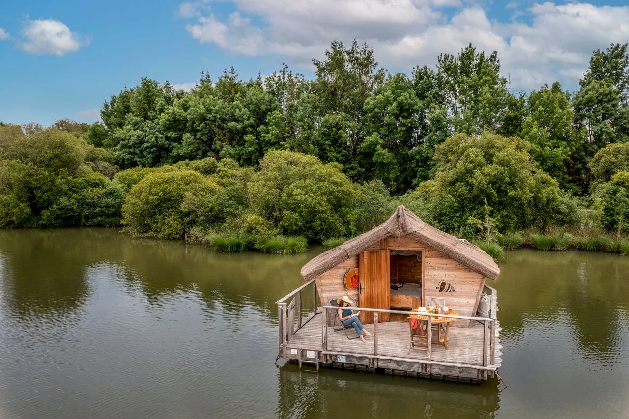 Cabane Bora, cabane sur l'eau à Pressac