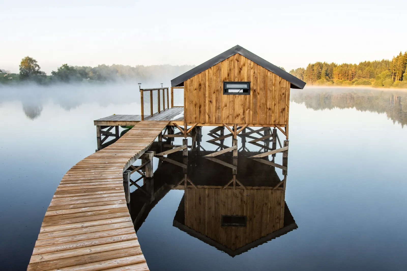 Cabane Busard, cabane sur l'eau à Flayat