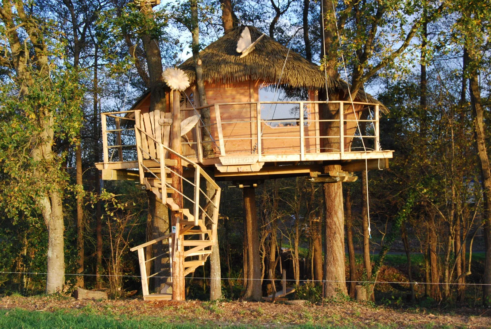 Cabane Butterfly, cabane dans les arbres à Saint-Aubin-des-Préaux