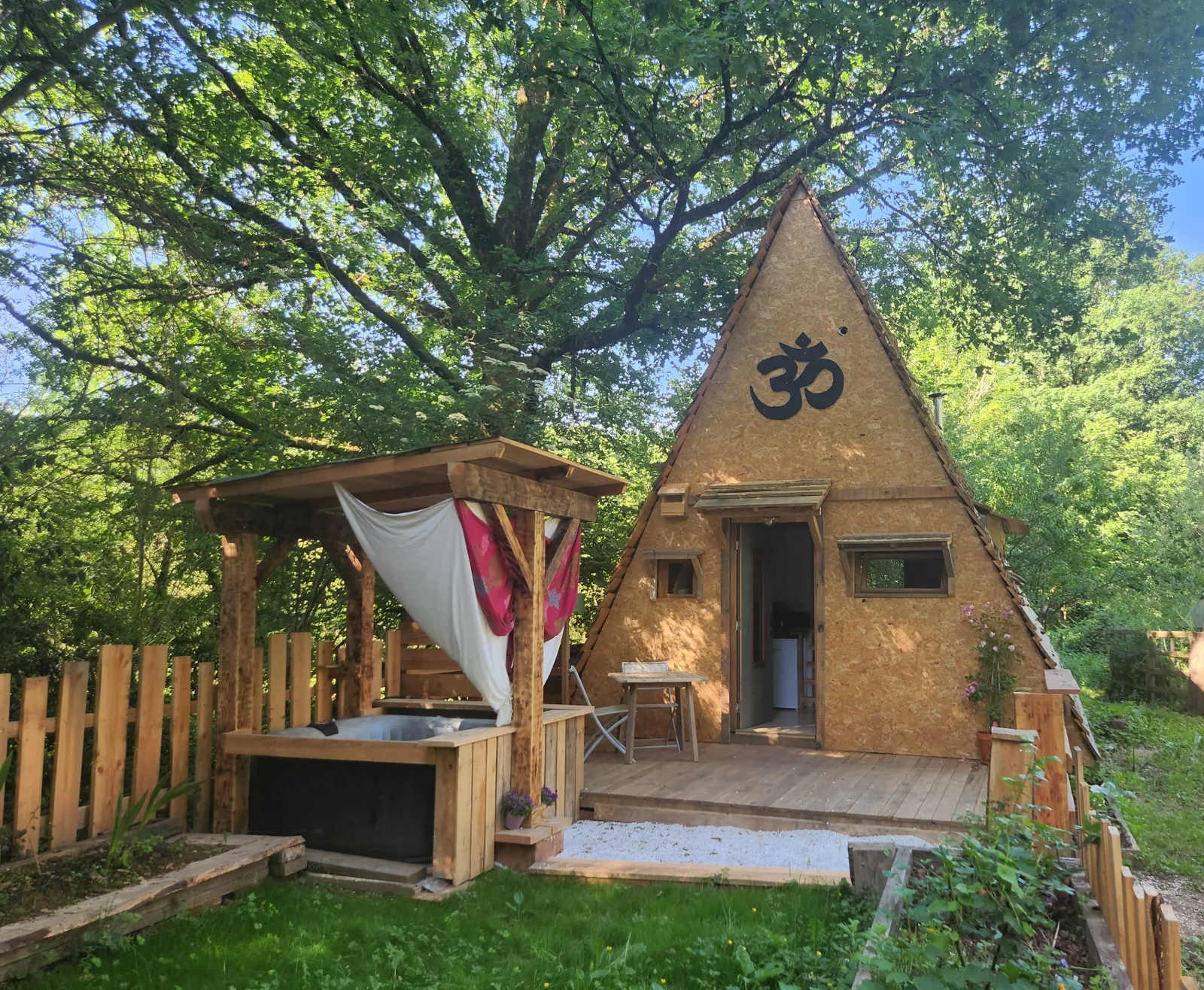 Cabane du Moulenc, cabane au sol à Mont-Roc
