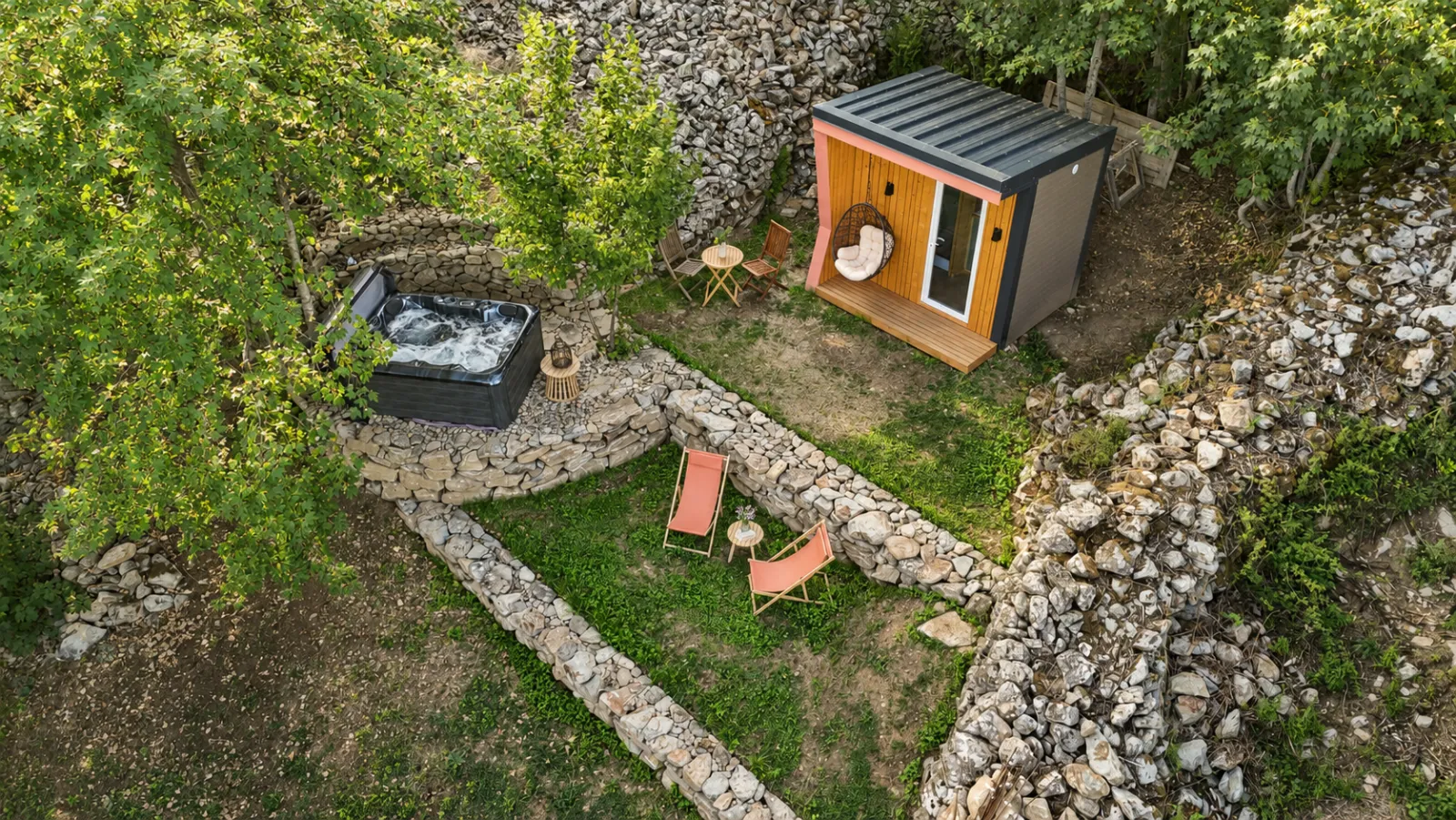 Cabane Là-Haut, cabane au sol à Borée