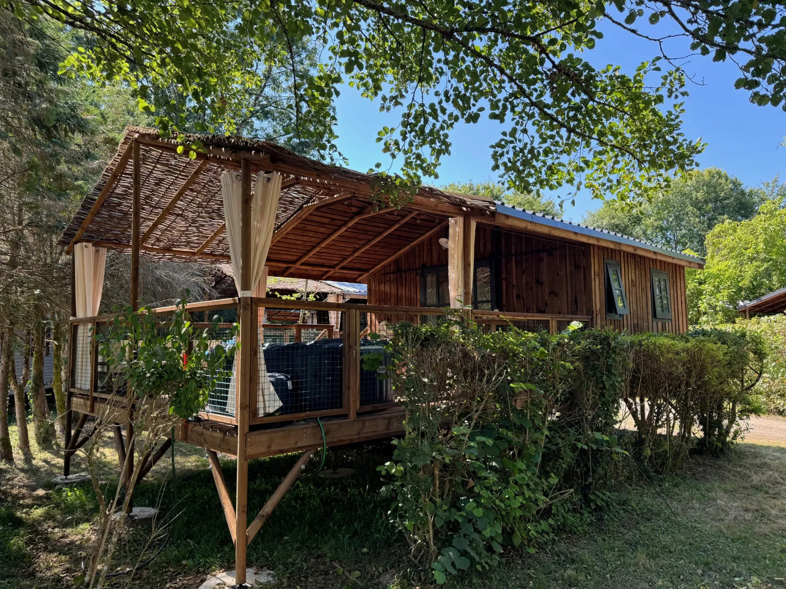 Cabane Romantique avec Jacuzzi, cabane sur pilotis à Saint-Astier