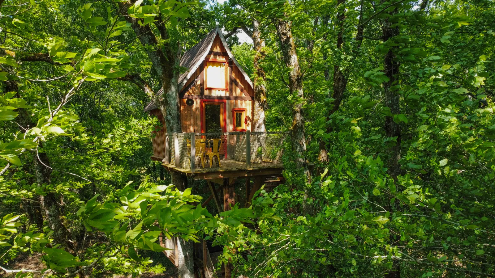 Cabane Cartoon, cabane dans les arbres à Lamothe-Fénelon
