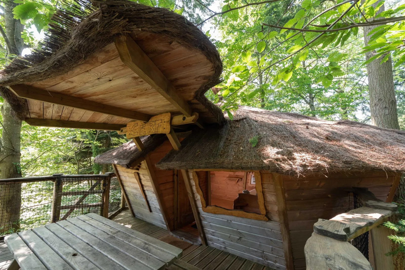 Cabane Cerf, cabane dans les arbres à Belsentes