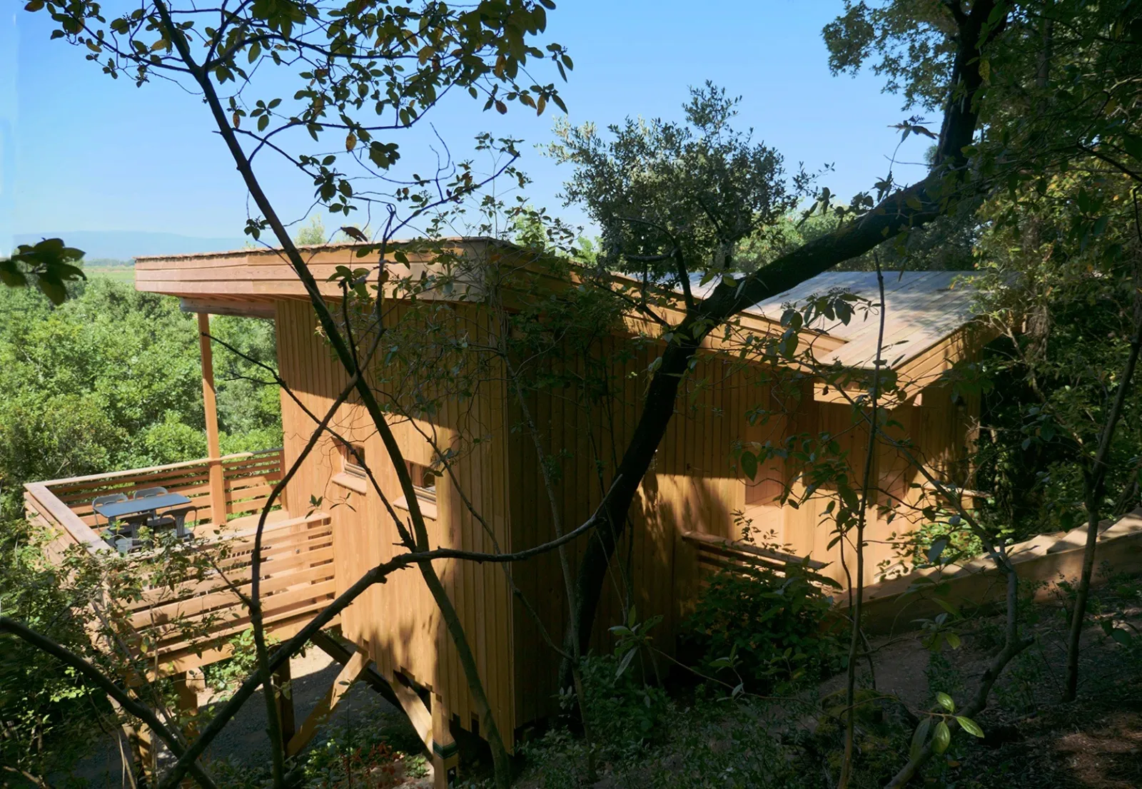 Cabane Chaumine, cabane sur pilotis à Villalier
