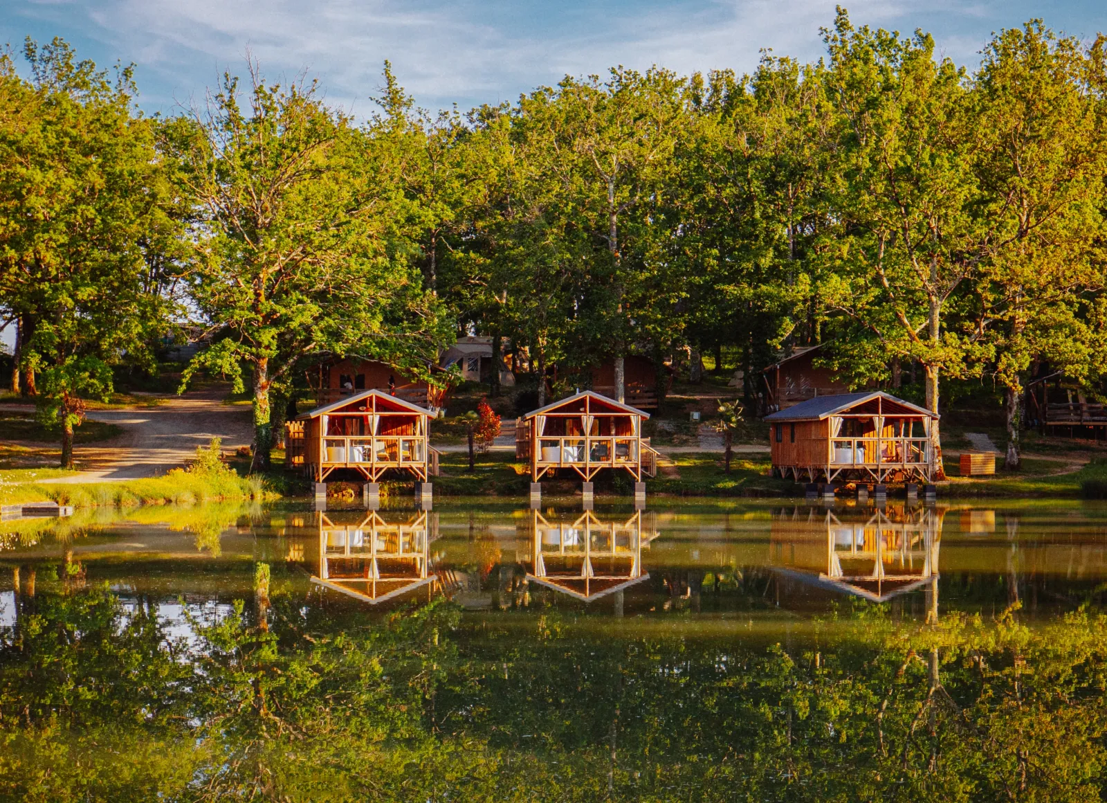 Cabane Chic Lacustre, cabane sur pilotis à Seissan