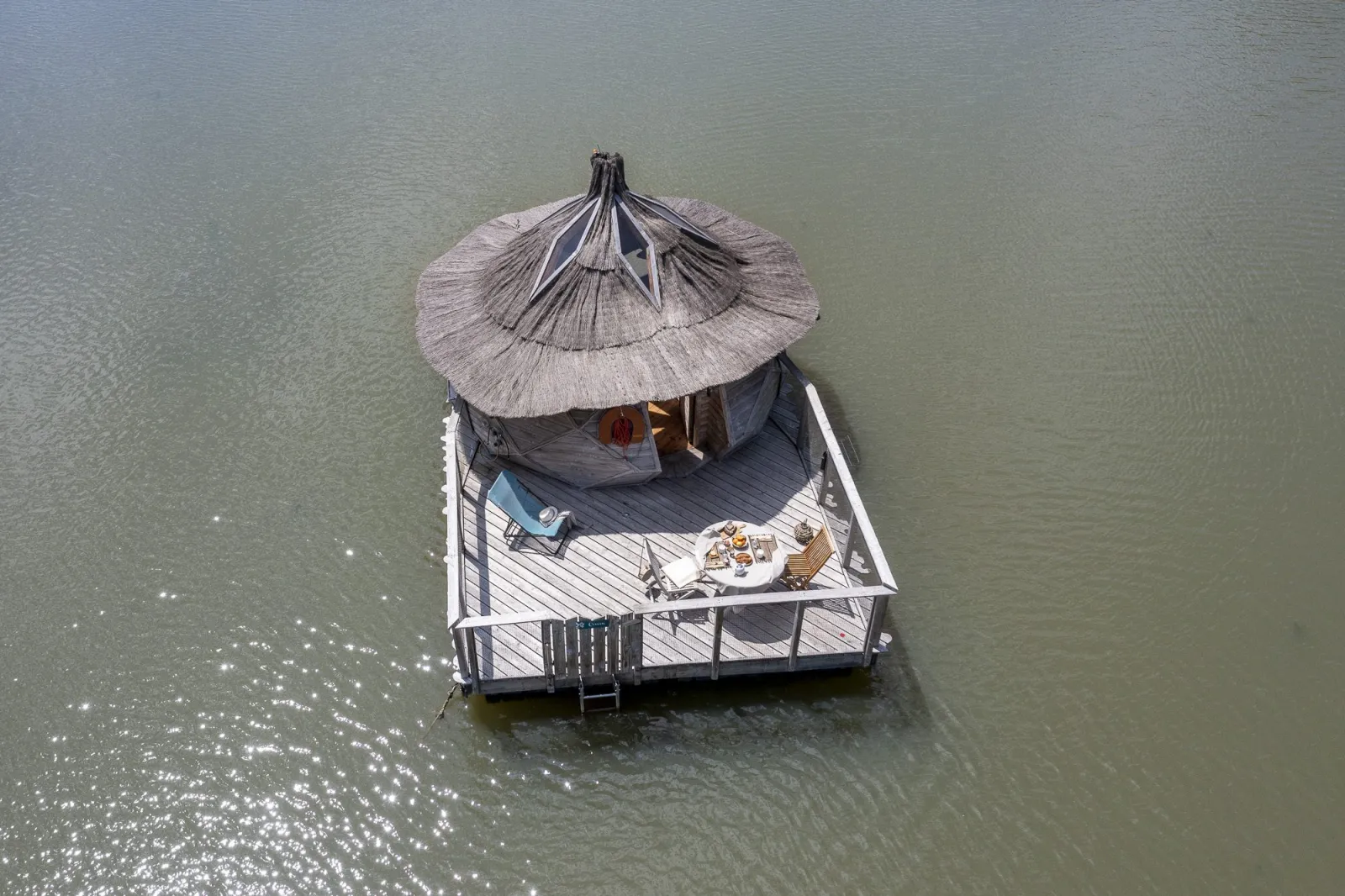 Cabane Cocoon, cabane sur l'eau à Pressac