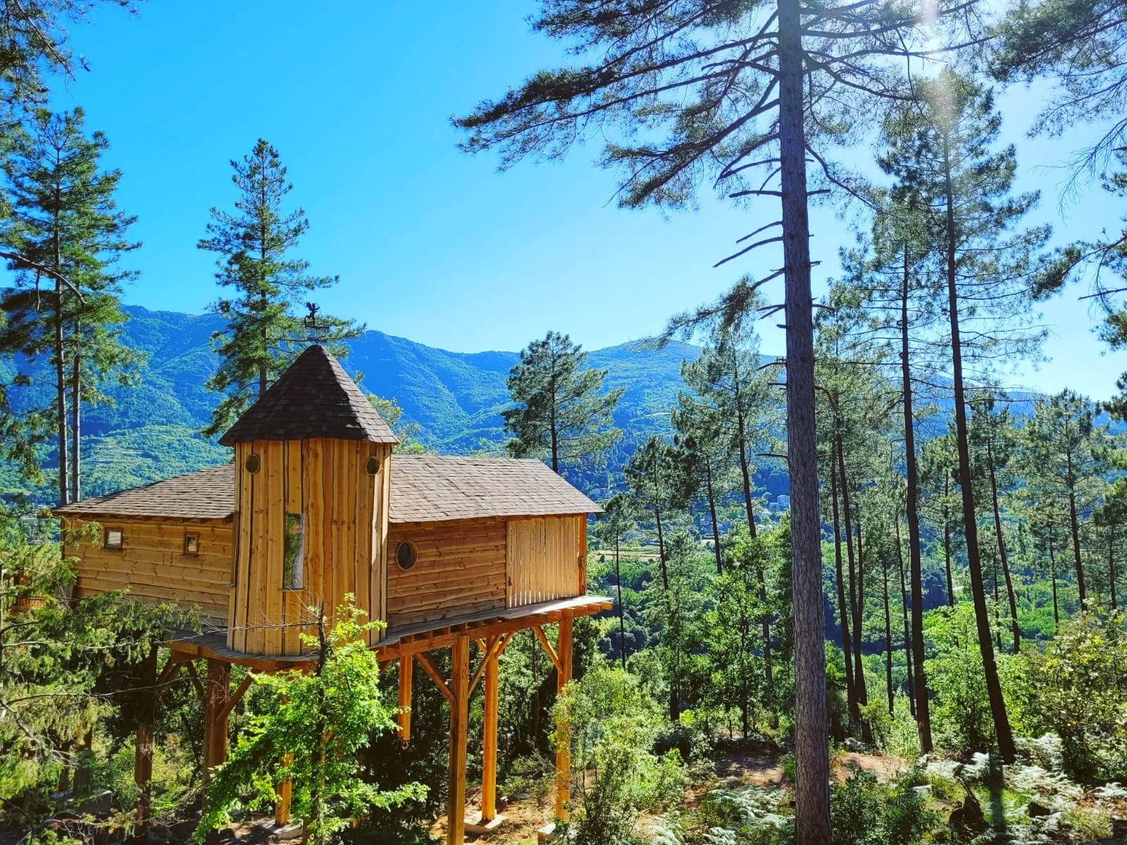 Cabane Cupidon, cabane dans les arbres à Les Salelles