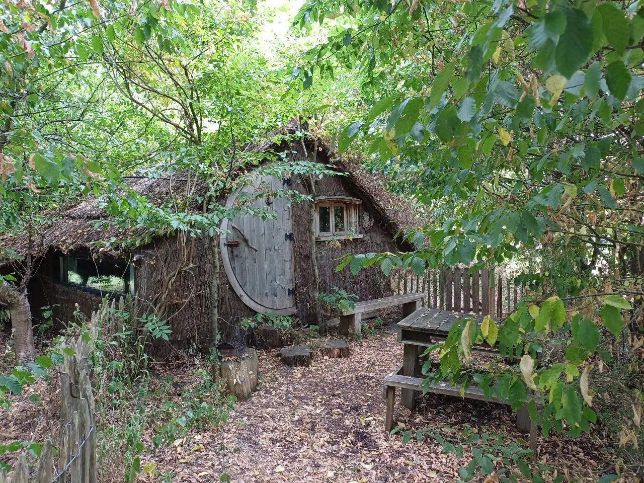 Cabane d'Augustin, cabane au sol à Saint-Augustin