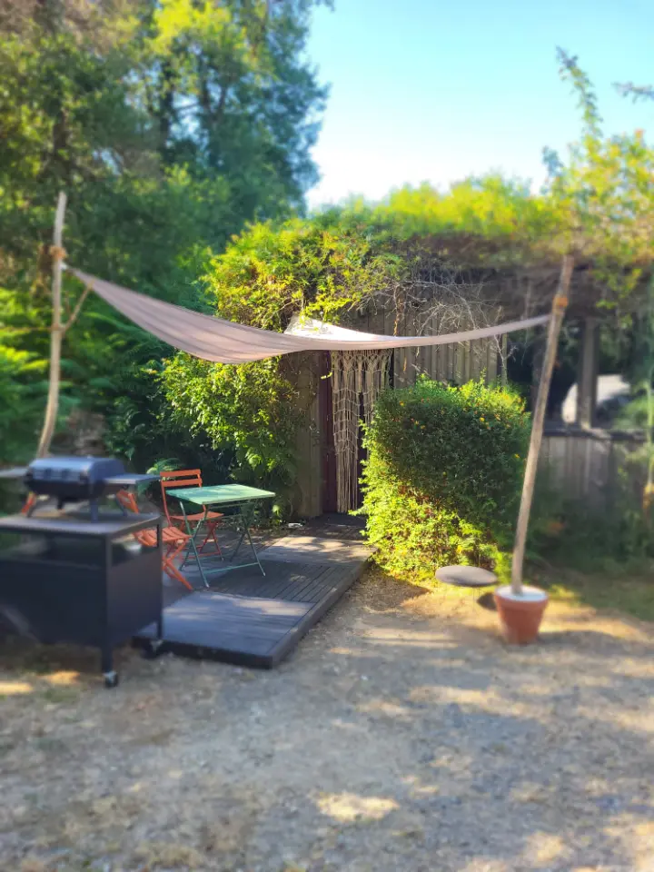 Cabane dans les bois, cabane au sol à Marzan