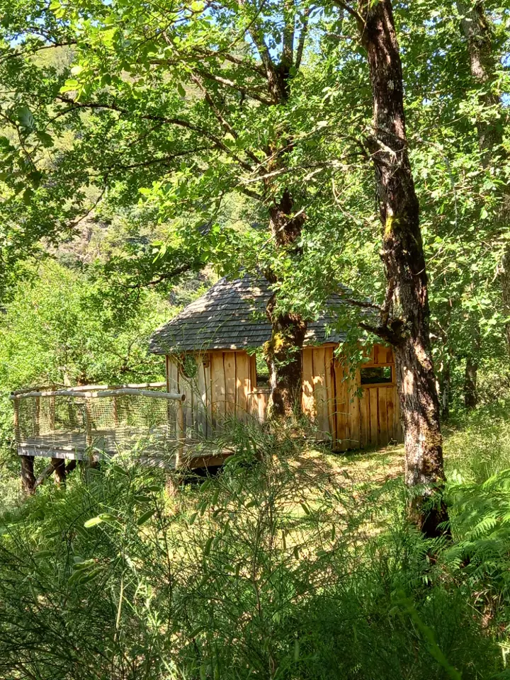Cabane de Campo, cabane sur pilotis à Vieillevie
