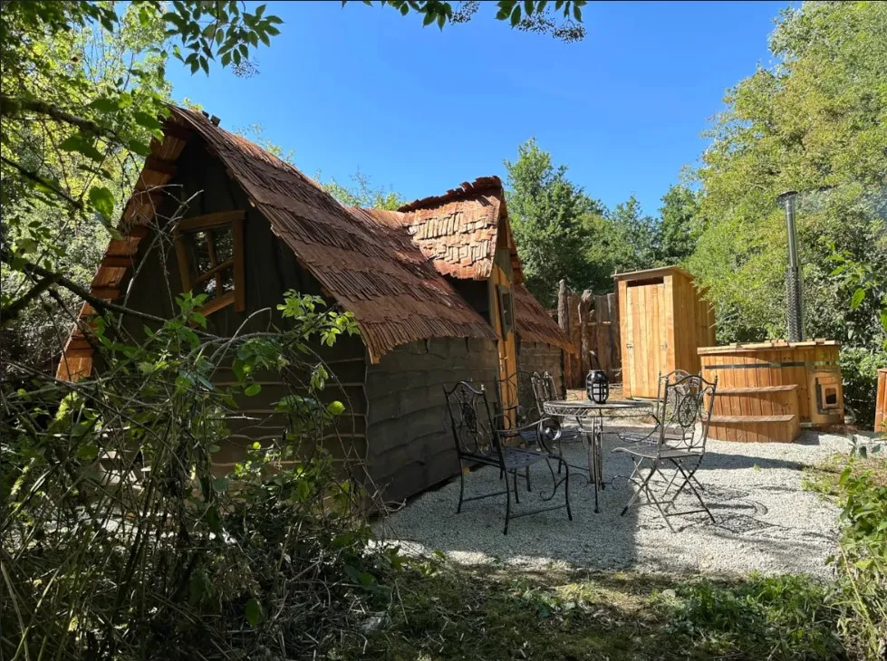 Cabane de contes de fées, cabane au sol à Viévy