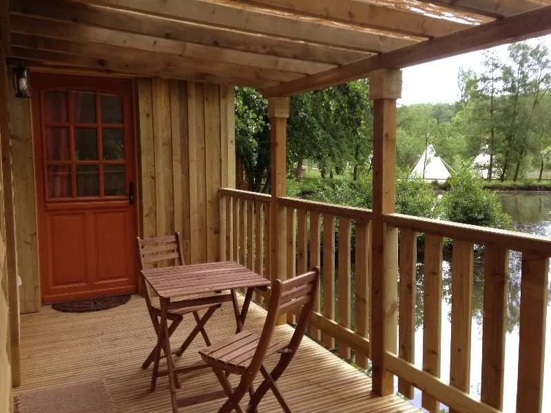 Cabane de D'jo, cabane sur pilotis à Cessières-Suzy