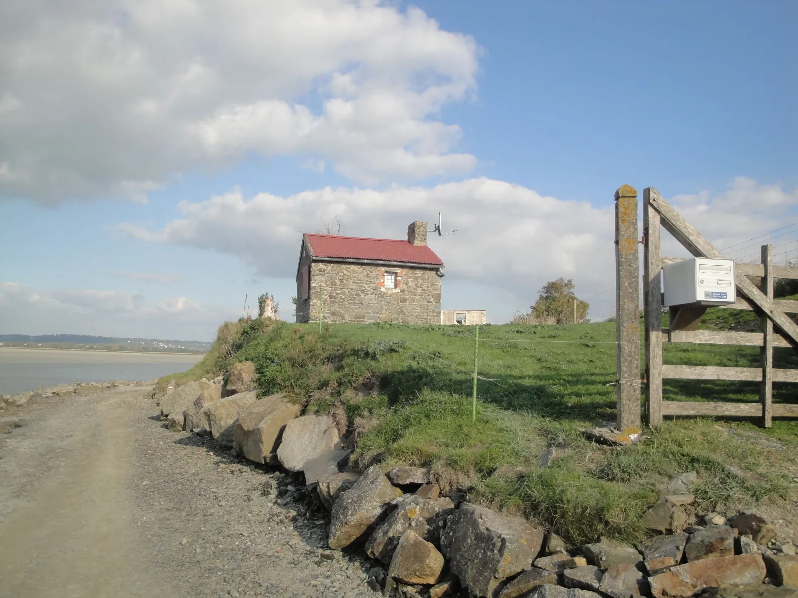 Cabane de douanier, cabane au sol à Courtils