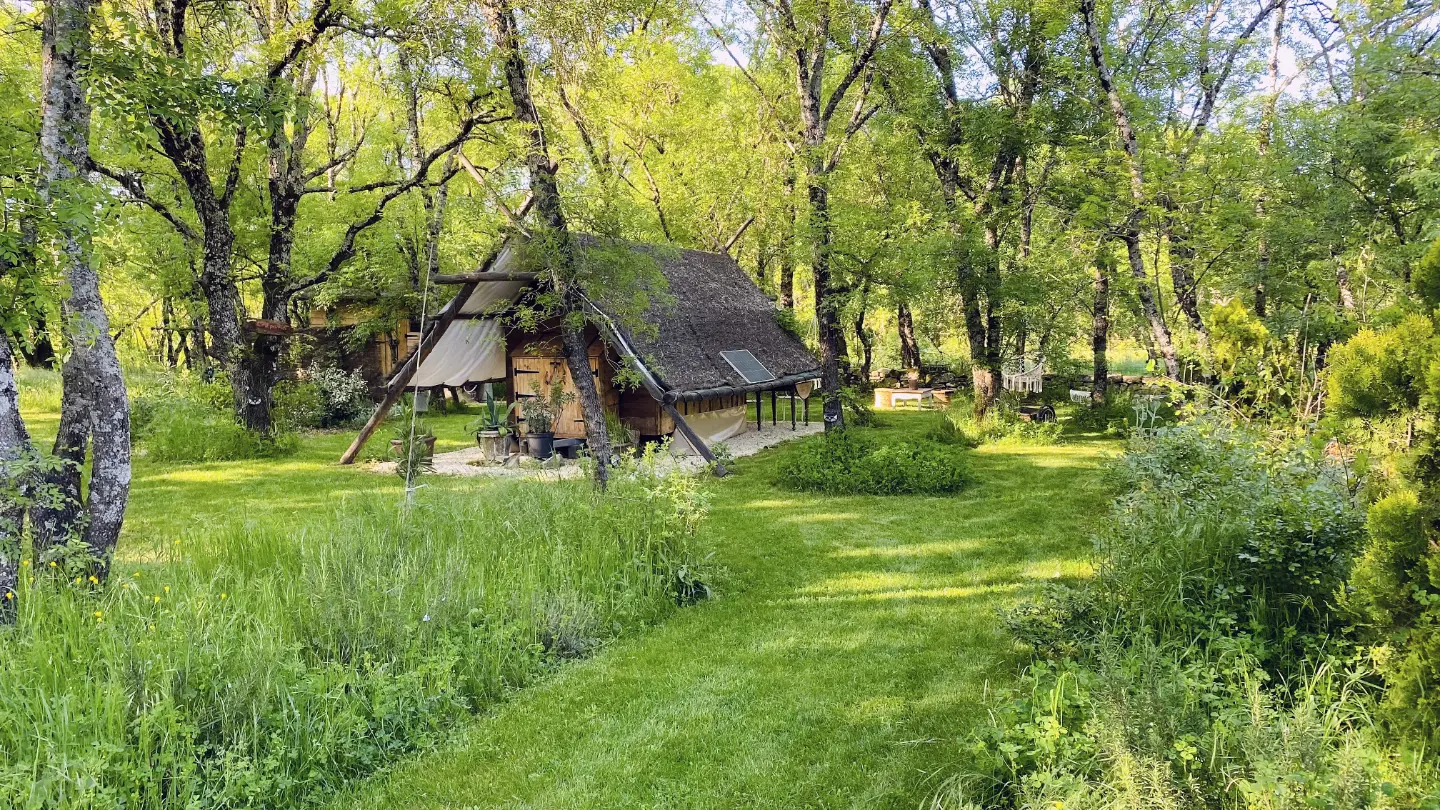 Cabane de Gazel, cabane au sol à Lablachère