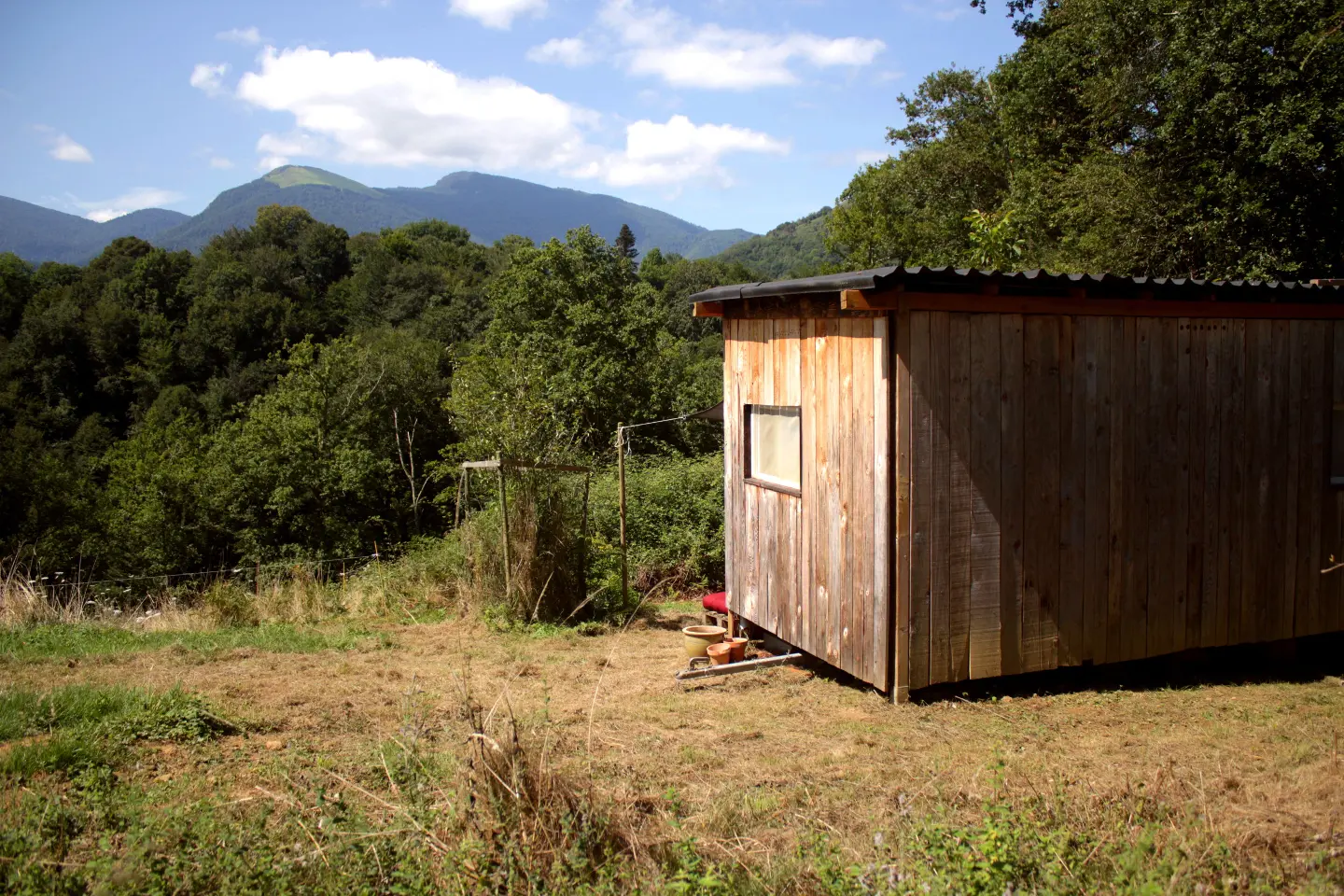 Cabane de l'Enklave, cabane au sol à Lomné
