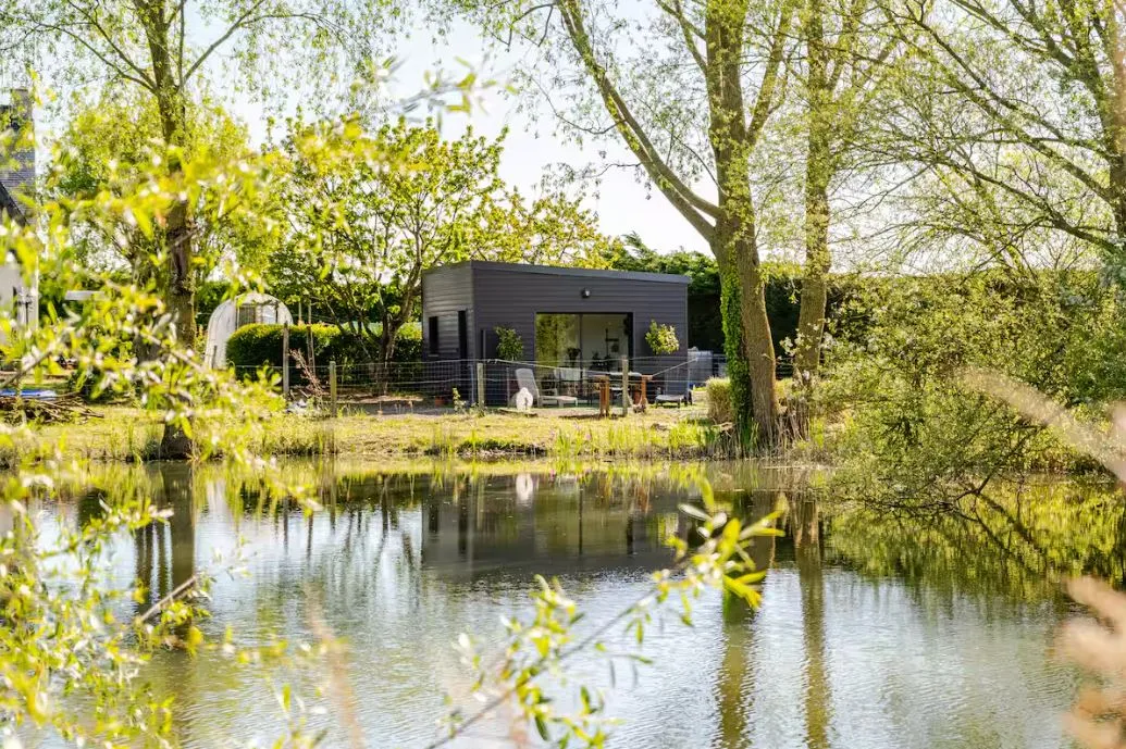 Cabane de l'étang, cabane au sol à Saint-Georges-de-Gréhaigne
