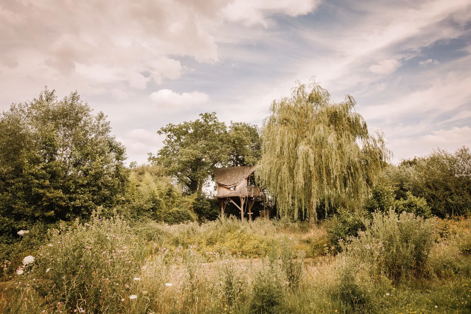 Cabane de l'Oural, cabane sur pilotis à Pommerieux