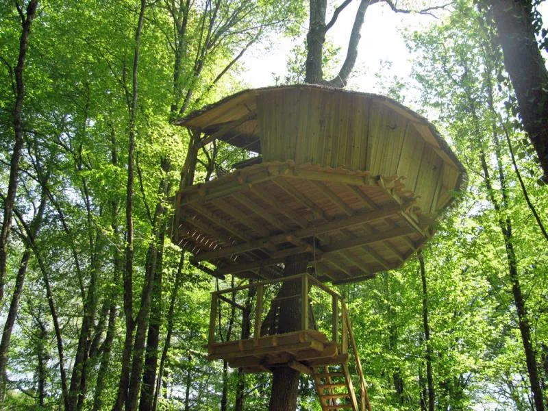 Cabane de la Belle, cabane dans les arbres à Magné