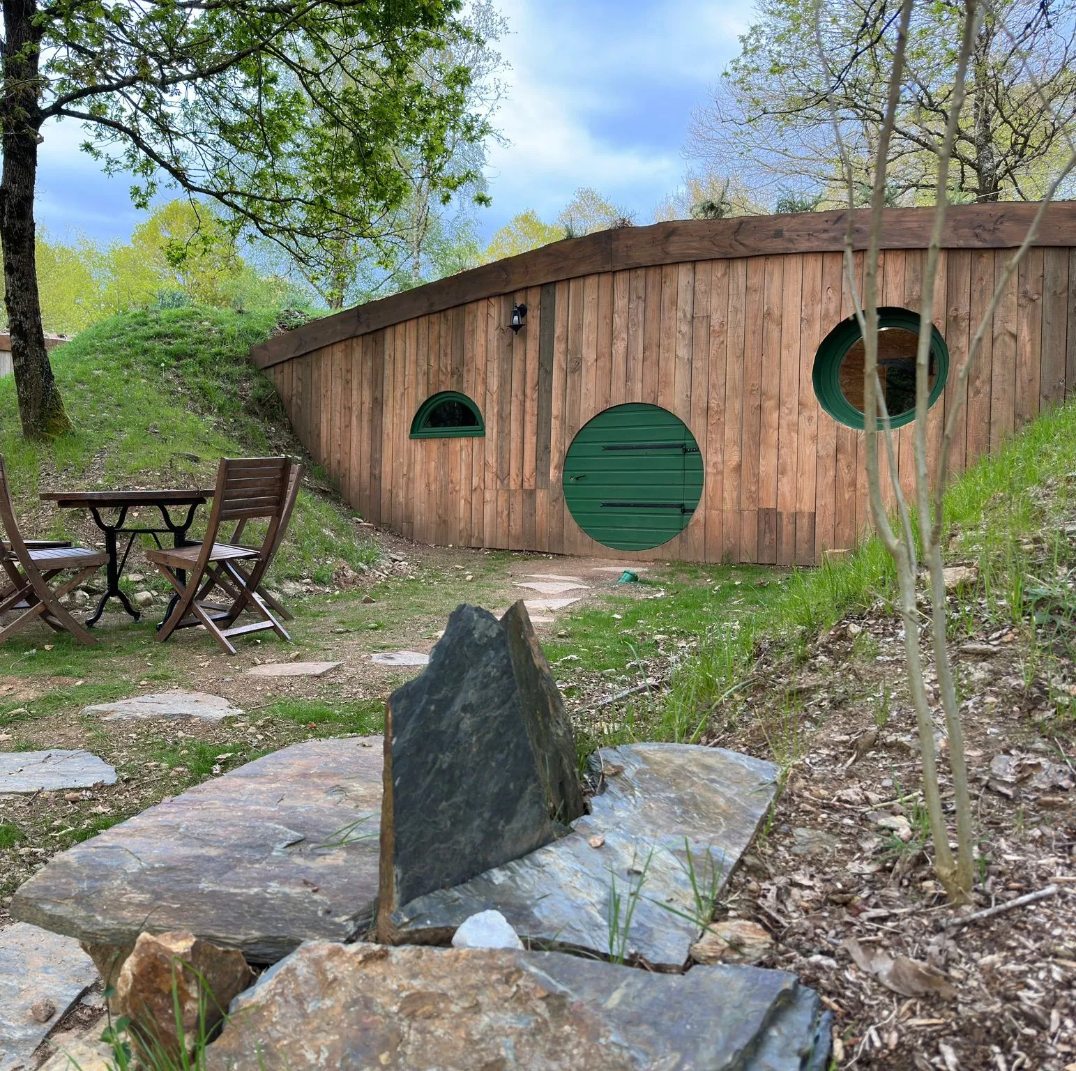 Cabane de Léna, cabane au sol à Pluméliau-Bieuzy