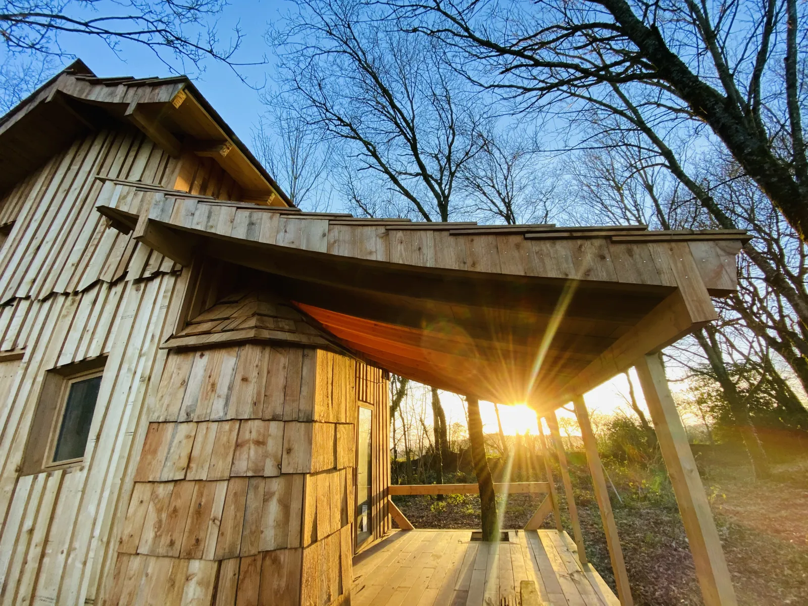 Cabane de Merlin, cabane au sol à Guerlédan