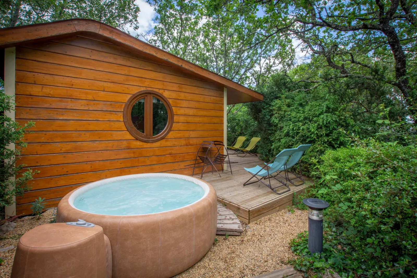 Cabane de Sam, cabane au sol à Vogüé